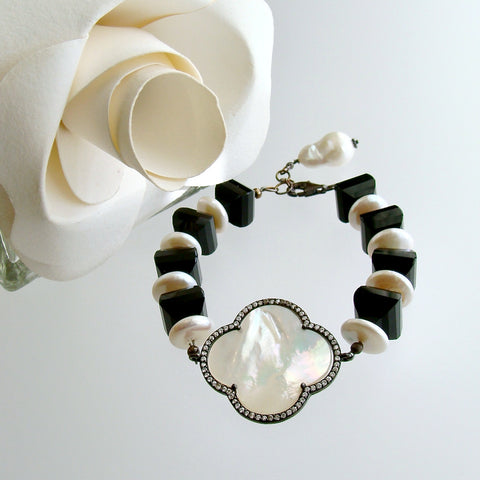 Onyx Lanterns and Coin Pearl Bracelet With MOP Quatrefoil - Noir et Blanc Bracelet